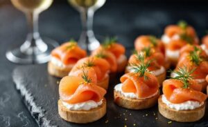 Canapés de salmão com cream cheese sobre torradas crocantes, decorados com endro fresco e raspas de limão para festa de aniversário elegante