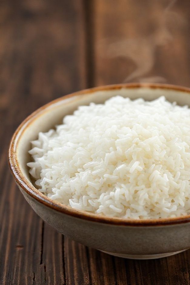 Arroz branco soltinho em bowl cerâmico, grãos separados e brilhantes, resultado perfeito dos ingredientes para fazer arroz tradicional brasileiro