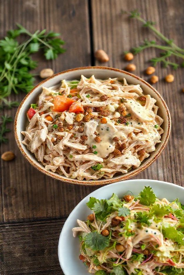 Salpicão de frango cremoso servido em bowl cerâmico com textura cremosa, frango desfiado, vegetais coloridos e castanhas crocantes - ingredientes do salpicão de frango cremoso