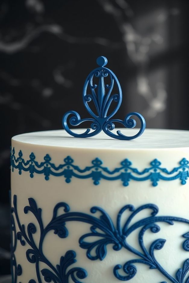 Topo de bolo azul masculino decorado com glacê real em tons de azul navy e celeste, mostrando padrões geométricos sofisticados sobre bolo branco