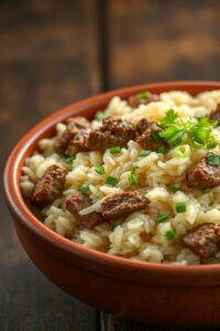 Foto realista do Arroz carreteiro simples servido em uma tigela, com grãos cremosos, cubos de carne seca dourada e cheiro-verde picado por cima.