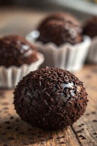 Brigadeiros caseiros cremosos e brilhantes, cobertos com granulado, resultado da receita de como fazer brigadeiro sem leite moça.