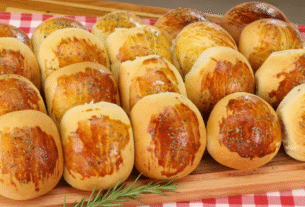Pão de Batata com Calabresa e Requeijão