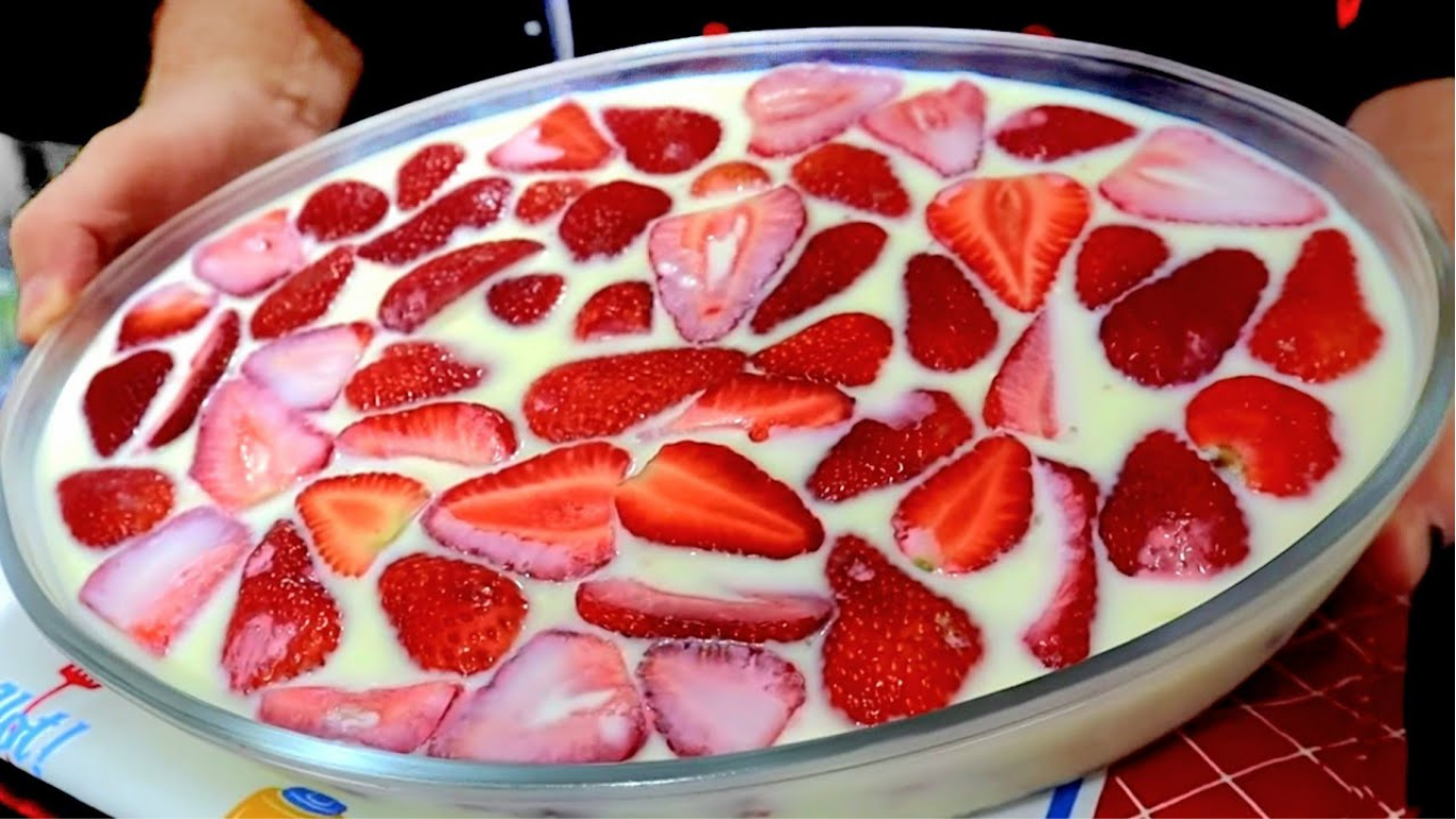 SOBREMESA FÁCIL COM MORANGOS